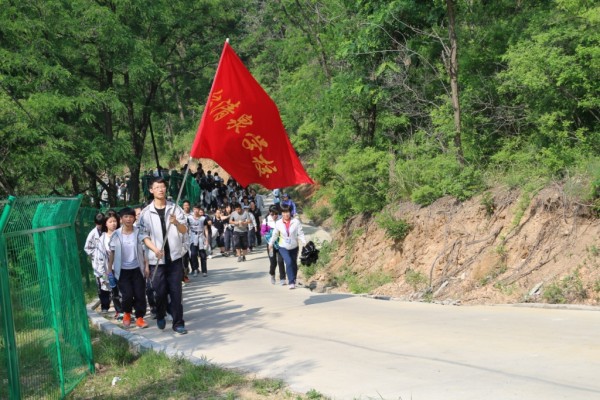 煙臺清泉學(xué)?！坝H近自然、遠(yuǎn)足拉練”活動