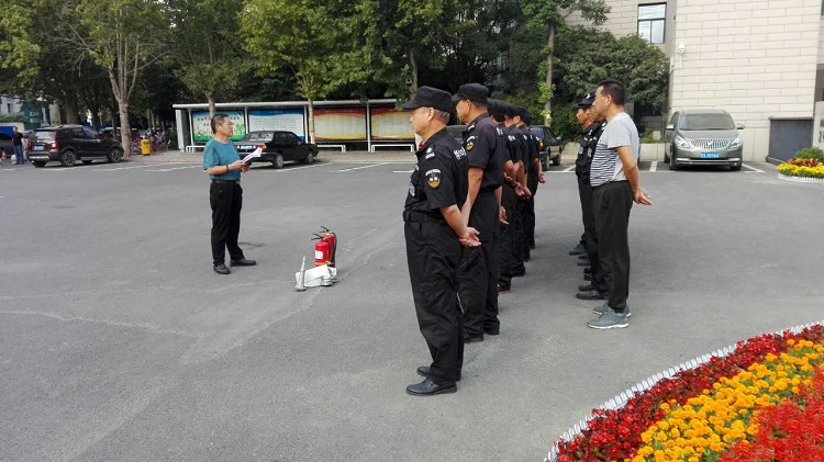 深入推進(jìn)平安校園建設(shè) 科學(xué)維護(hù)校園治安秩序---鄭州中學(xué)舉行保安人員安全技能培訓(xùn)會(huì)